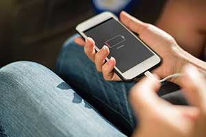 外媒公布iPhone SE详细续航测试 视频游戏仅4小时！
