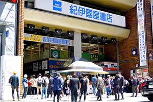 《动森》攻略书脱销 书店开业即迎上百人排队抢购！
