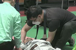 太极大师就这水平？马保国30秒内被民间武者KO送医